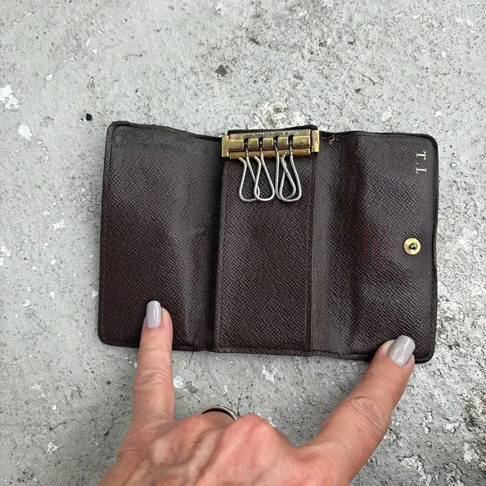 Louis Vuitton please look